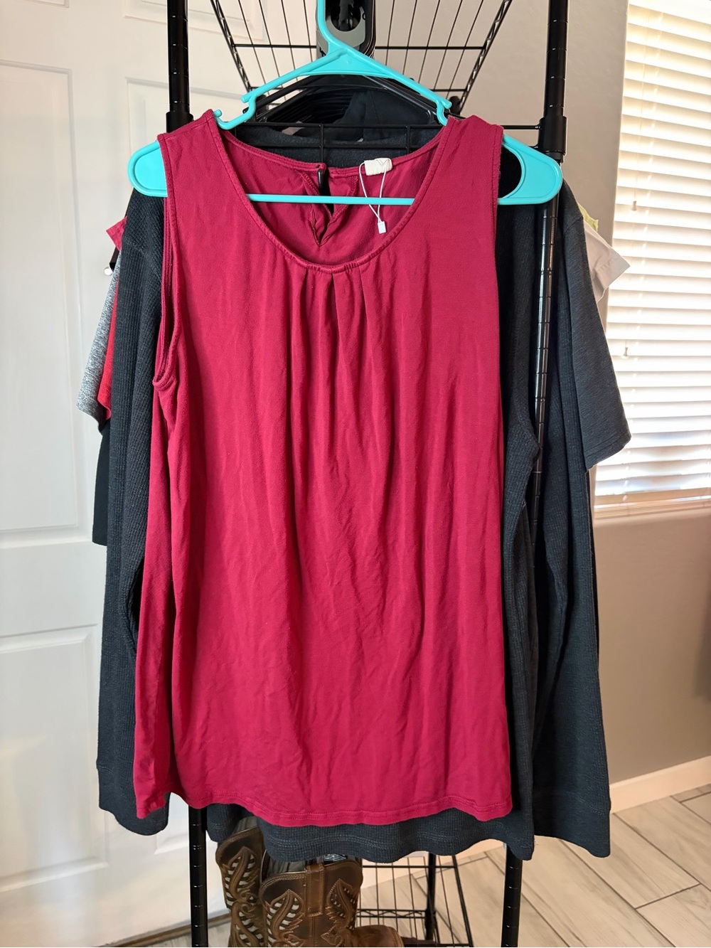 Sleeveless Scoop Neck Tank Top in Burgundy